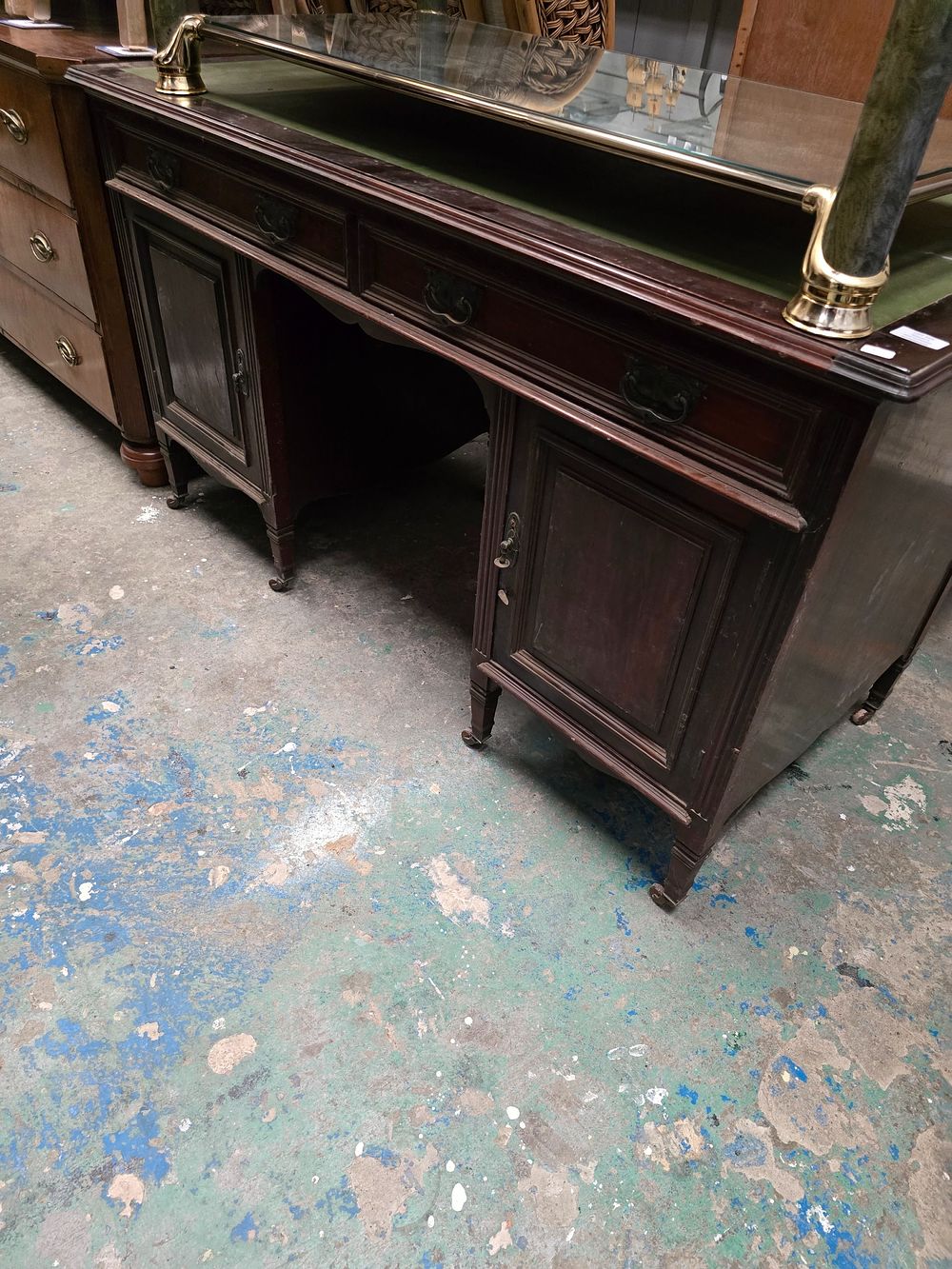 Lot 225: 1 X EDWARDIAN LEATHER TOPPED MAHOGANY DESK