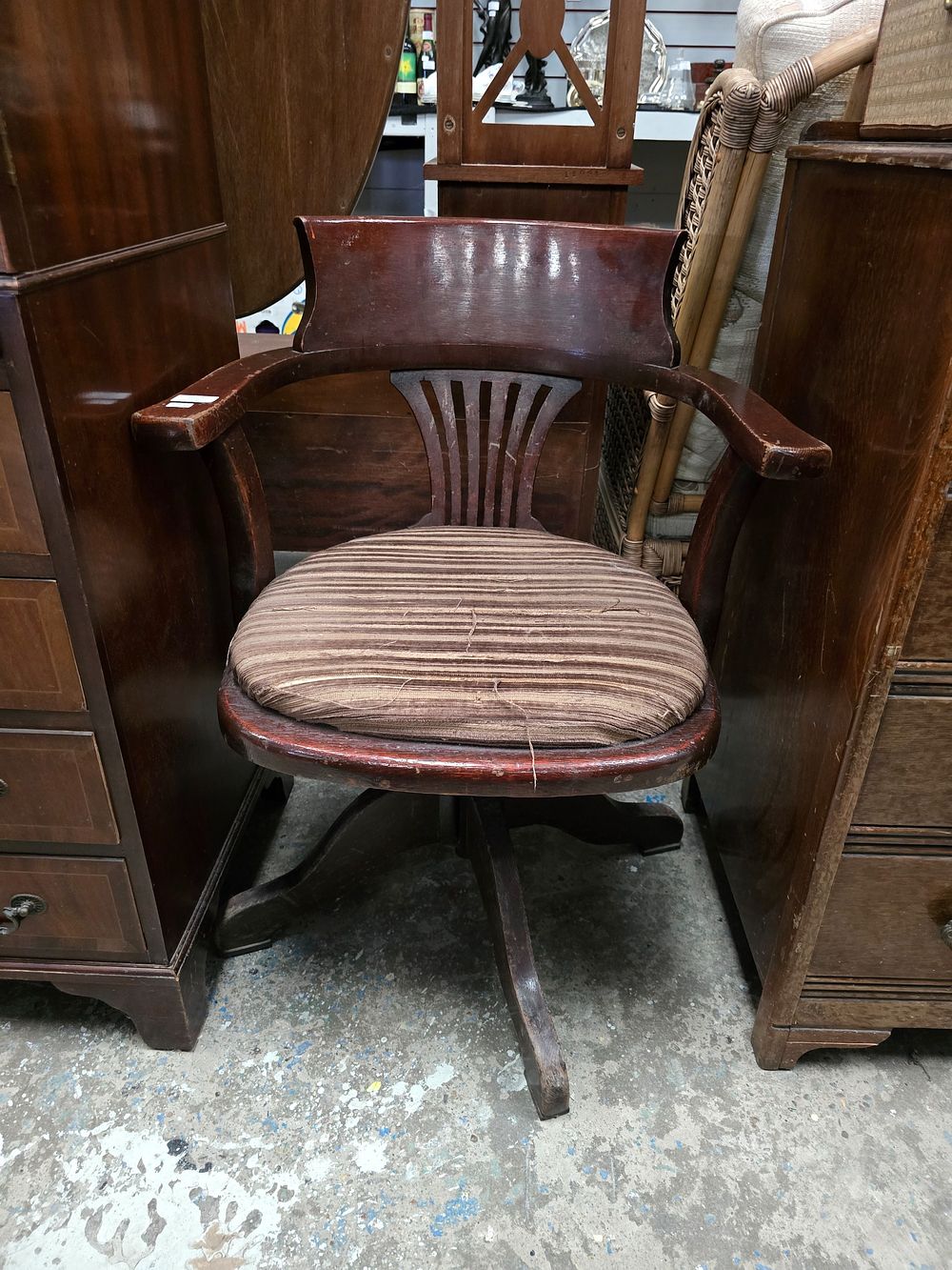 Lot 233: 1 X EDWARDIAN SWIVEL DESK CHAIR