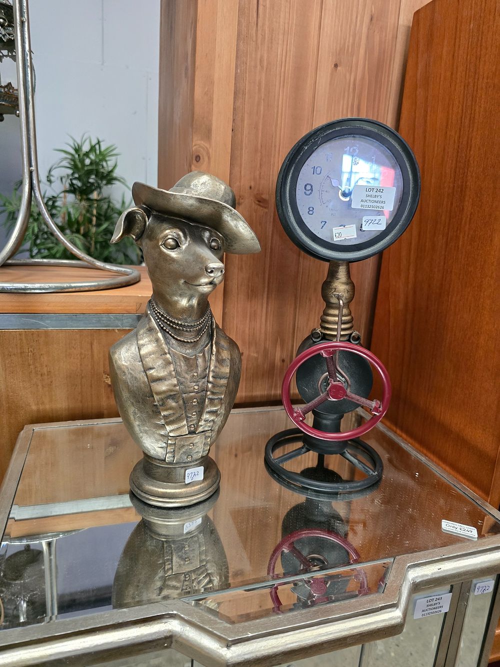 Lot 242: 1 X BATTERY OPERATED CLOCK DESIGNED AS A...