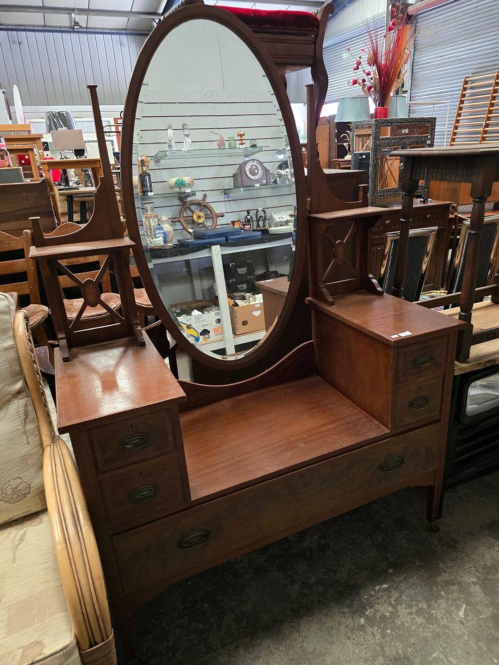 Lot 254: 1 X EDWARDAIN LADIES MAHOGANY DRESSING TABLE
