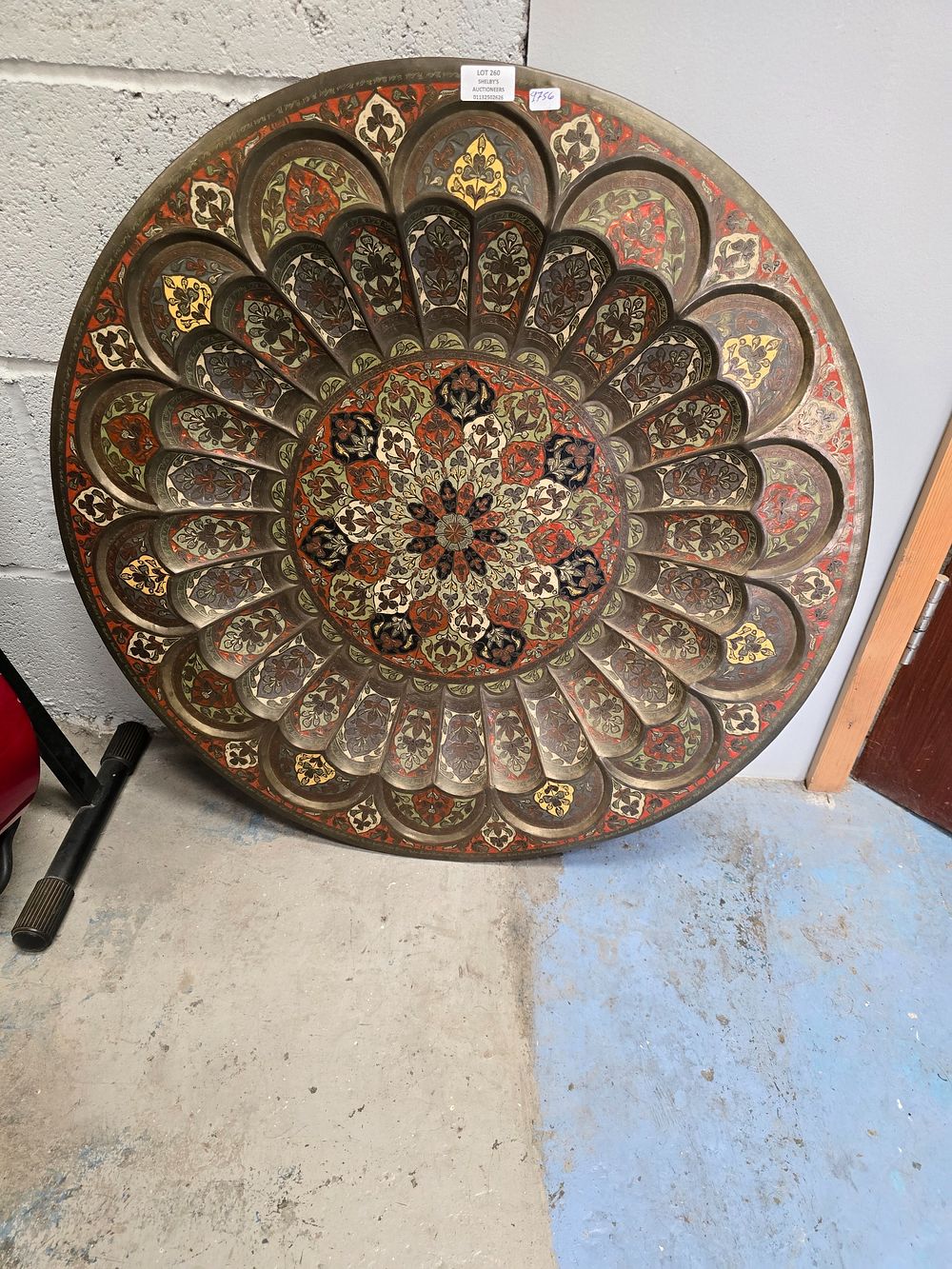 Lot 260: 1 X LARGE BRASS FLORAL DETAIL CHARGER