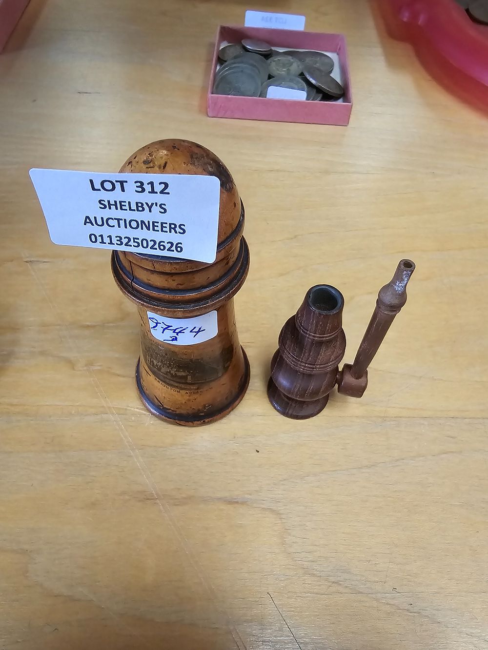 Lot 312: 1 X BRIGHTON AQUARIUM TREEN CROTCHET AND NEEDLE...