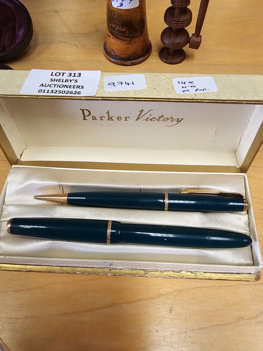 Lot 313: 1 X PARKER PEN VICTORY SET IN BOX...