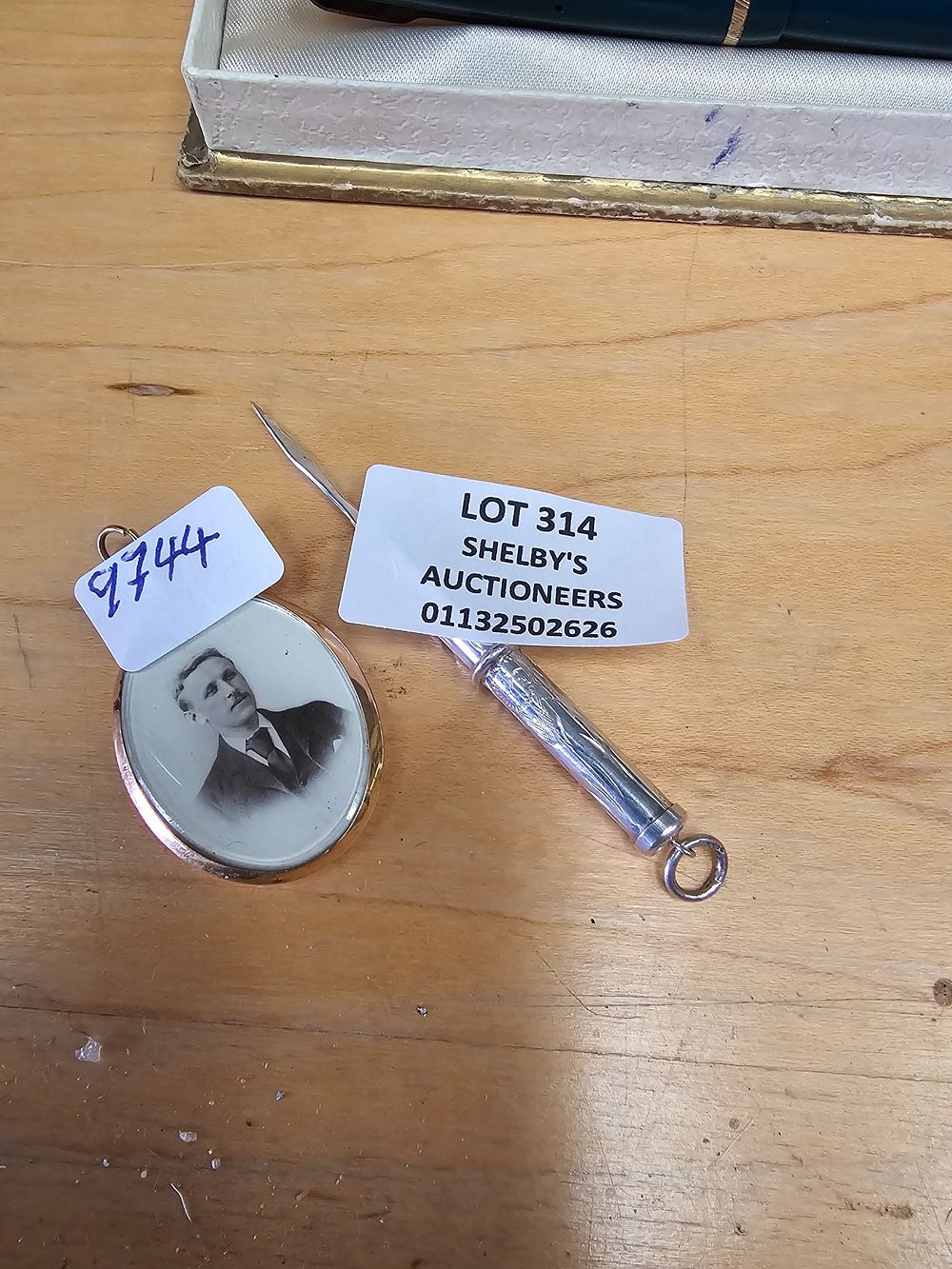 Lot 314: 1 X 9CT GOLD PICTURE LOCKET WITH SILVER...