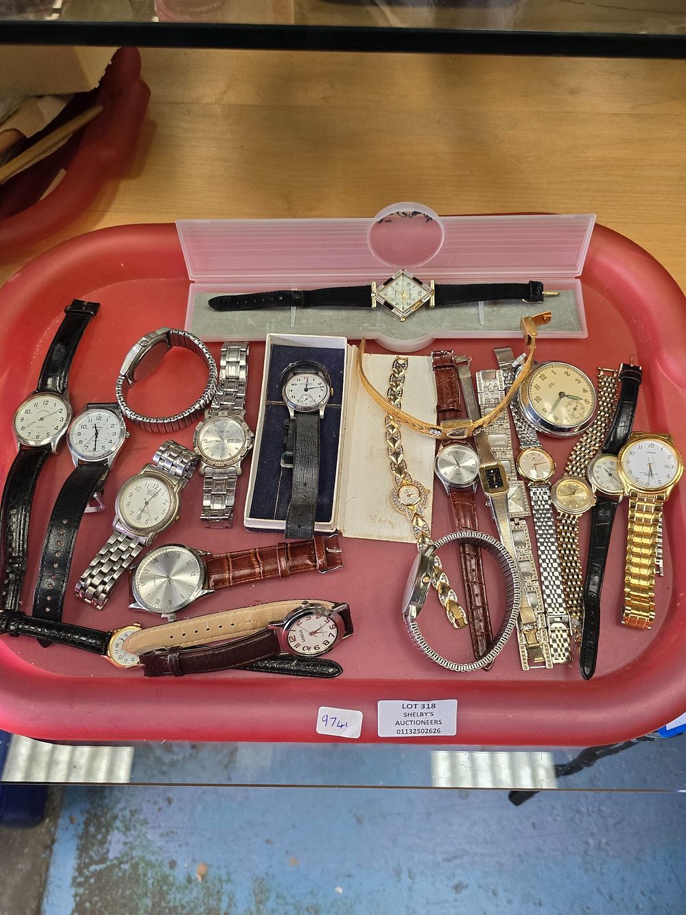 Lot 318: 1 X TRAY CONTAINING GENTS AND LADIES WATCHES...