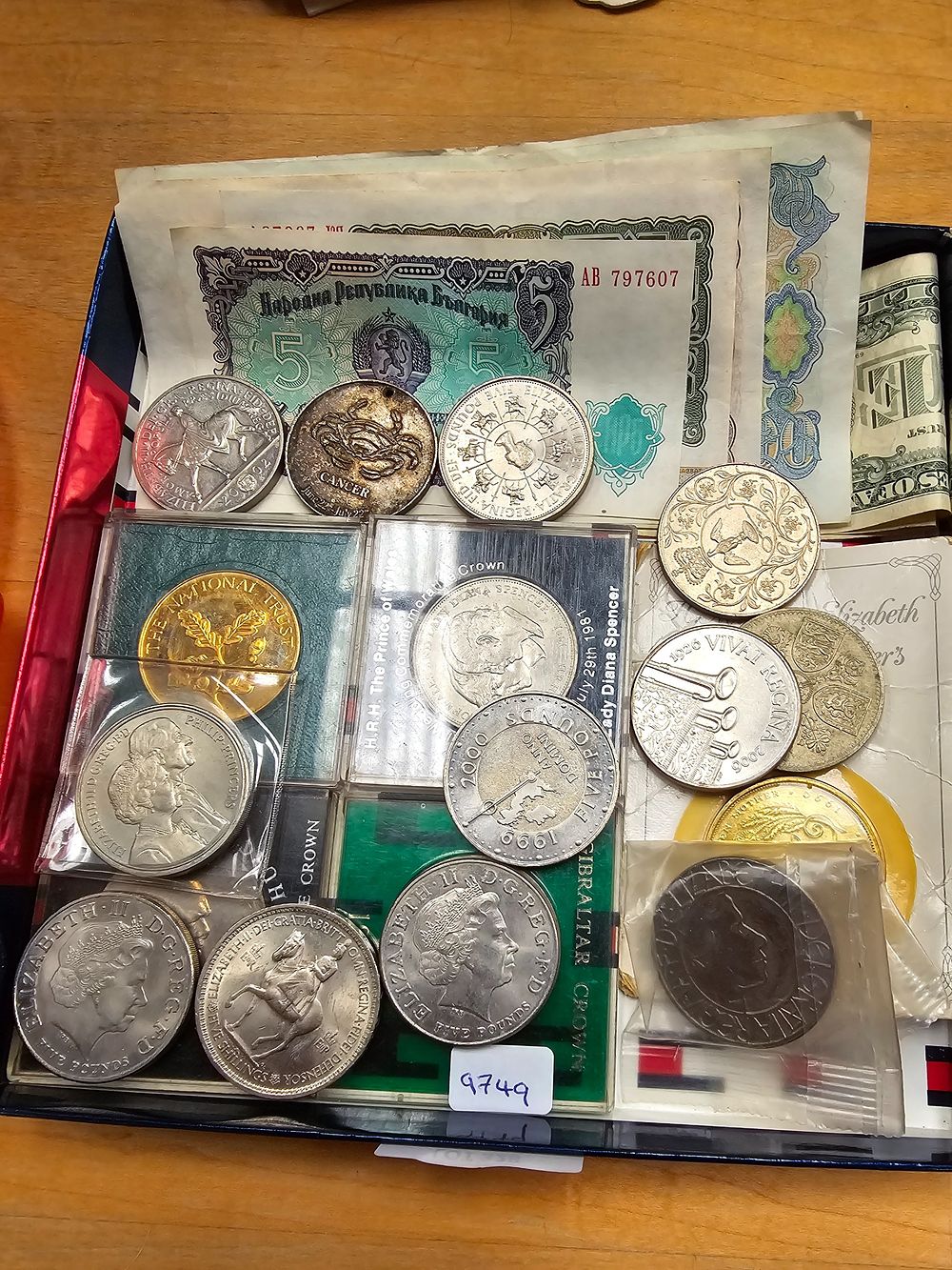 Lot 328: 1 X TRAY CONTAINING VARIOUS 5 POUND COINS...