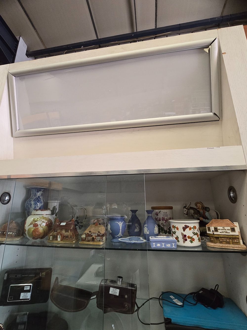 Lot 338: SELECTION OF POTTERY WARE INCLUDING WEDGE WOOD ETC