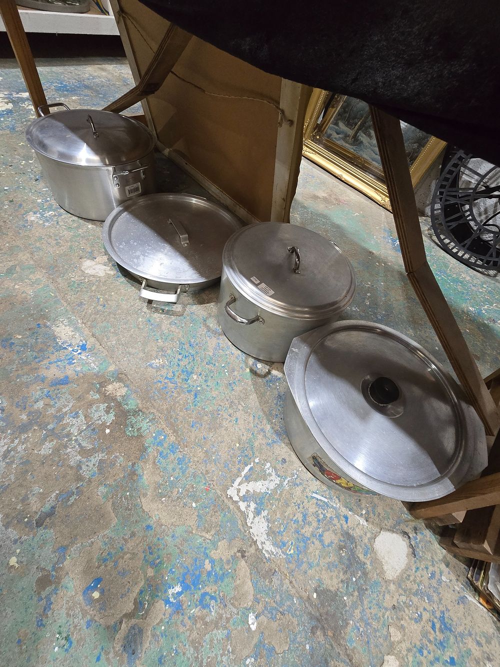 Lot 374: SELECTION OF VARIOUS LARGE COMMERCIAL COOKING PANS