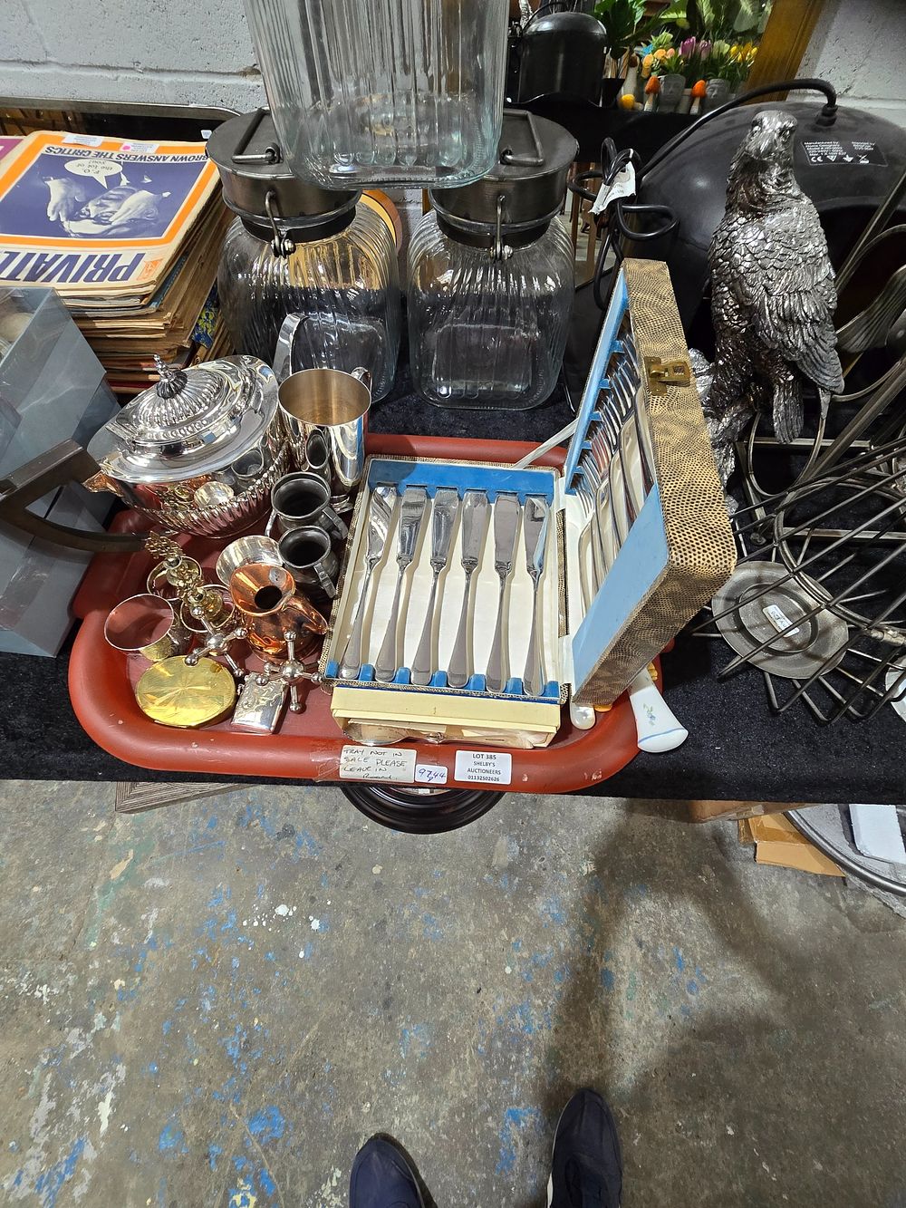 Lot 385: 1 X TRAY CONTAINING SILVER PLATED CUTLEY WARE...