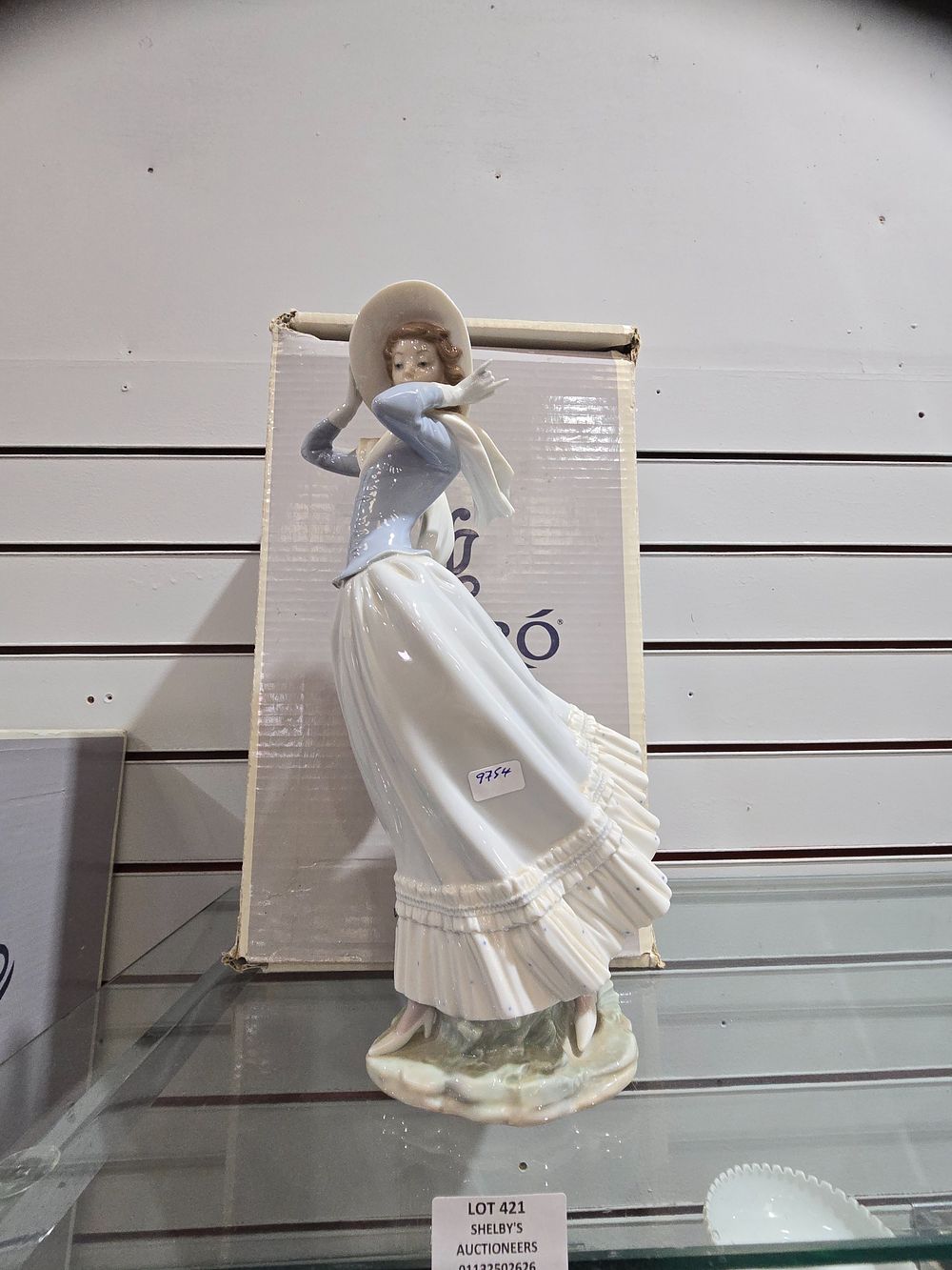 Lot 421: 1 X VERY LARGE LLADRO LADY FIGURINE SPRING...
