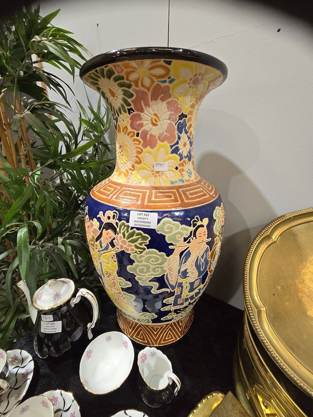 Lot 422: 1 X VERY LARGE ORIENTAL VASE NATURAL CHOICE...