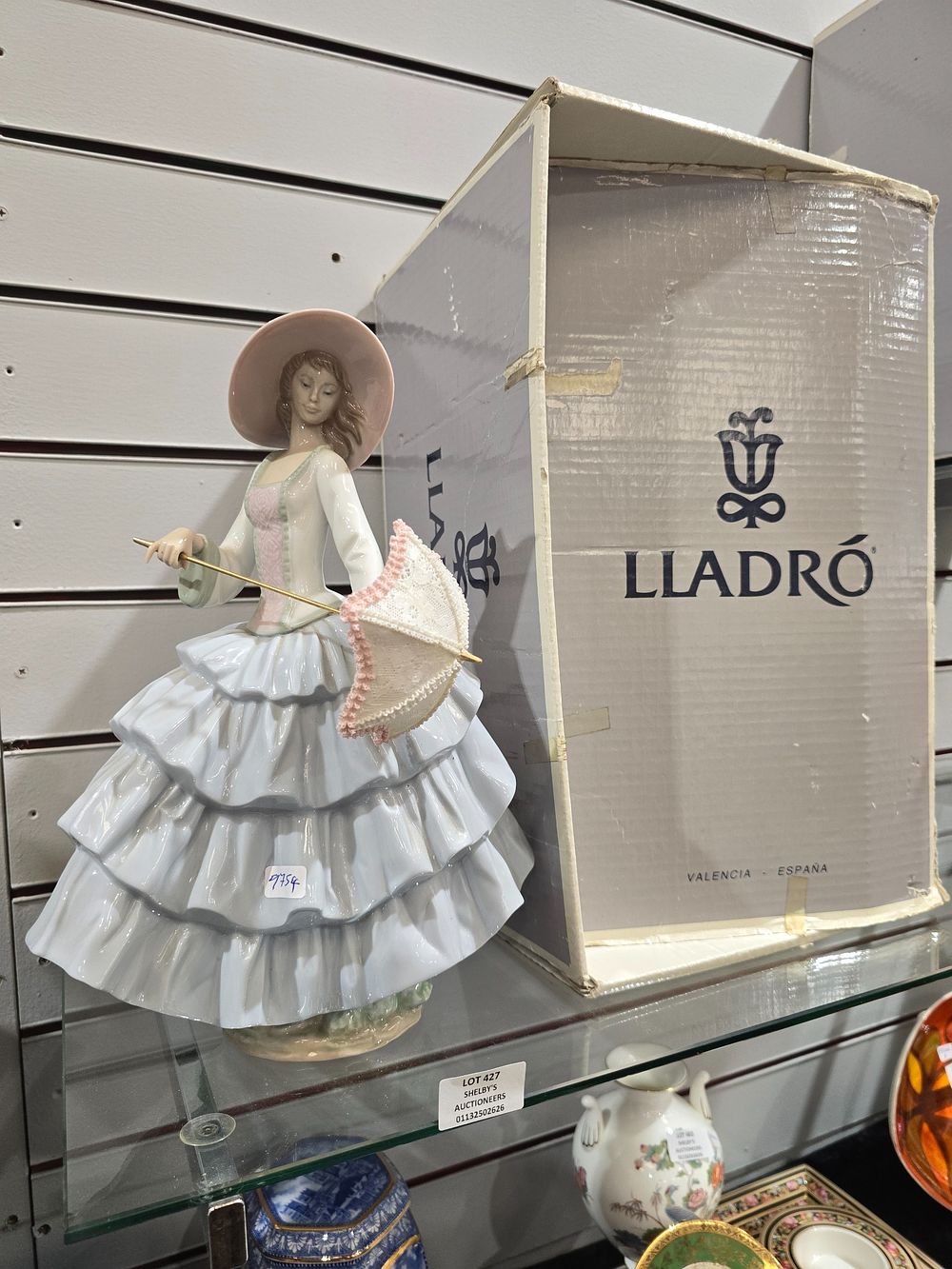 Lot 427: 1 X LARGE LLADRO LADY FIGURINE A STROLL...