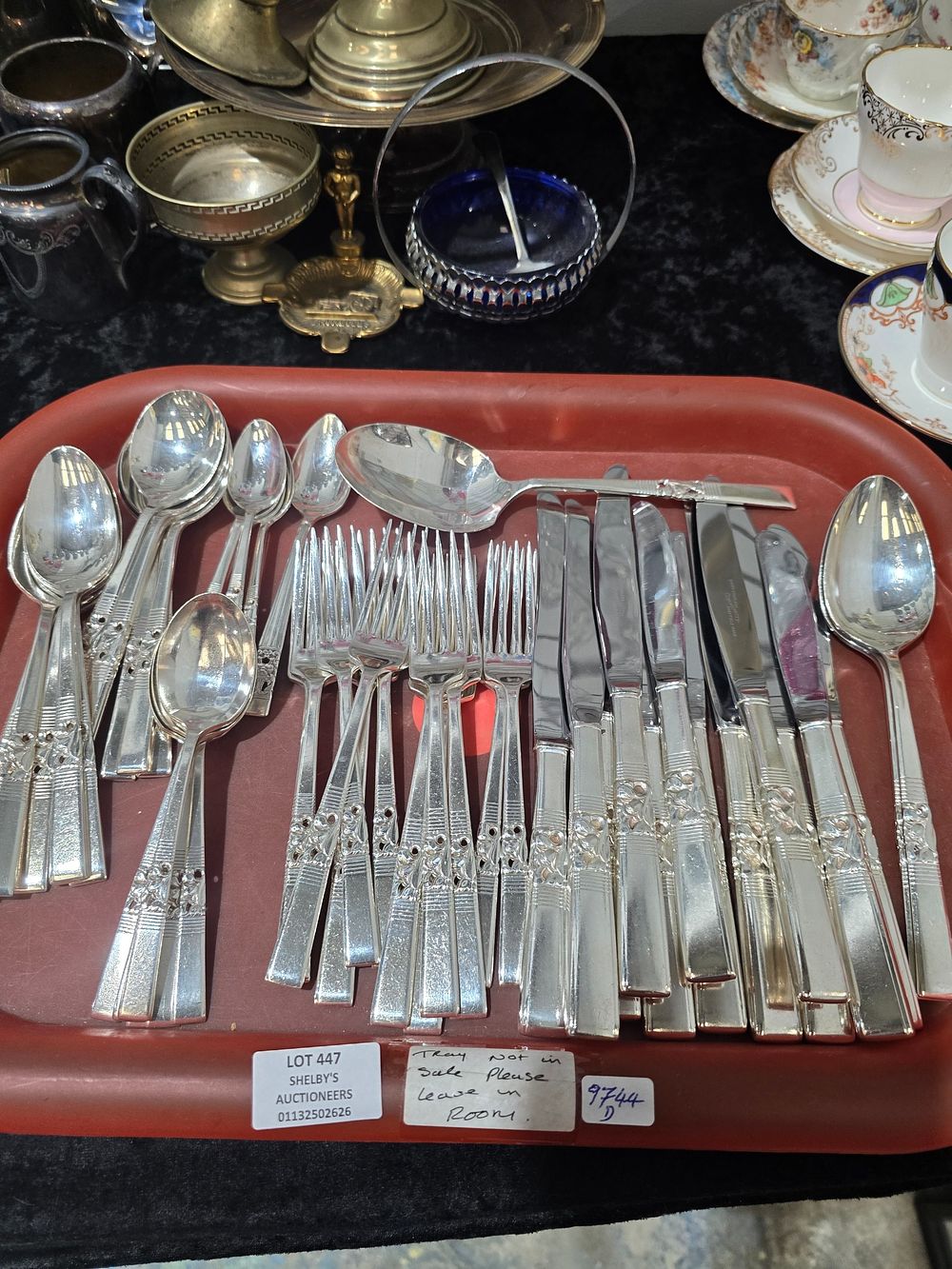 Lot 447: 1 X TRAY CONTAINING CUTTLERY WARE ITEMS