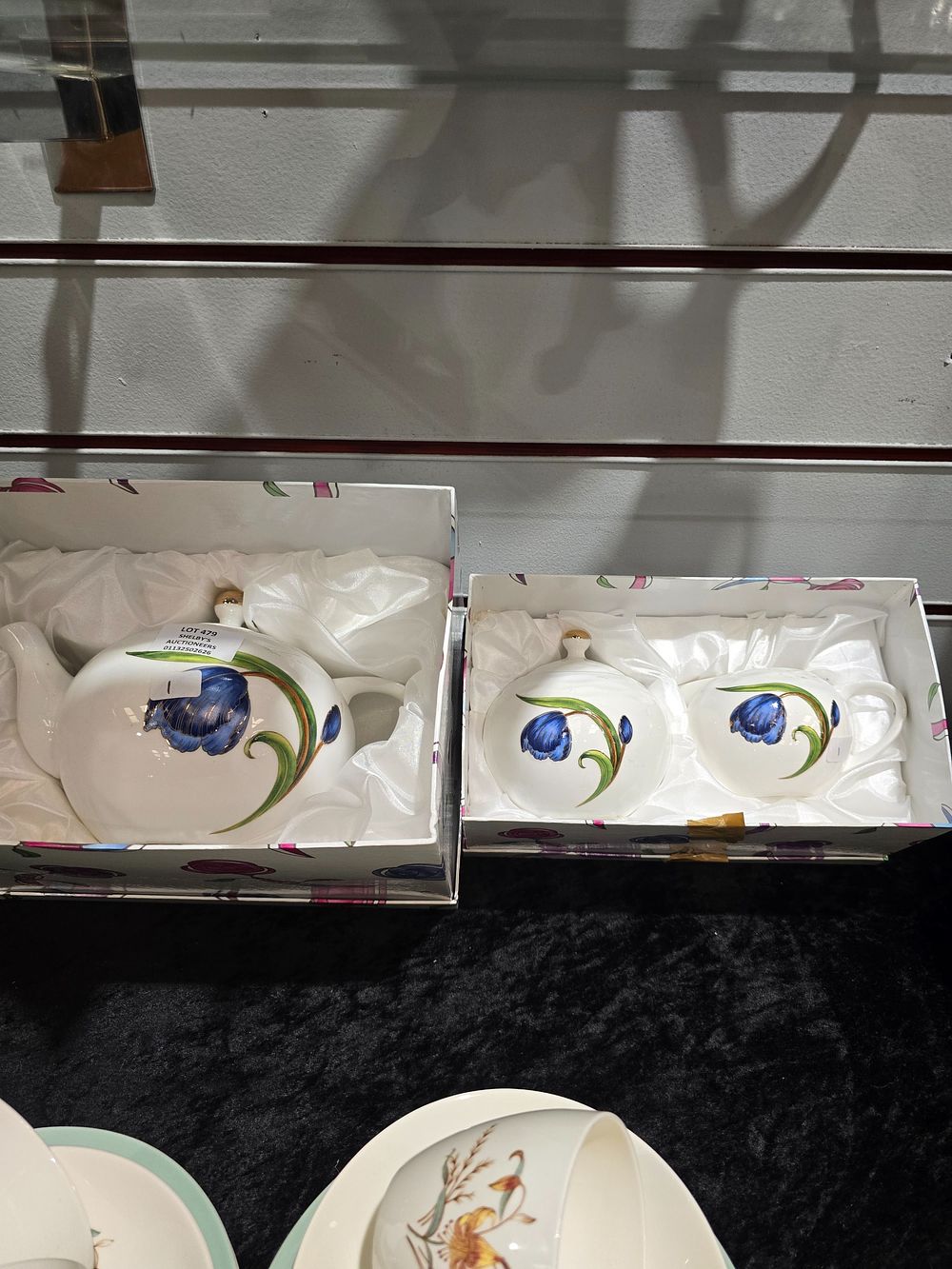 Lot 479: 2 X LEONARDO COLLECTION POTTERY ITEMS TEA POT...