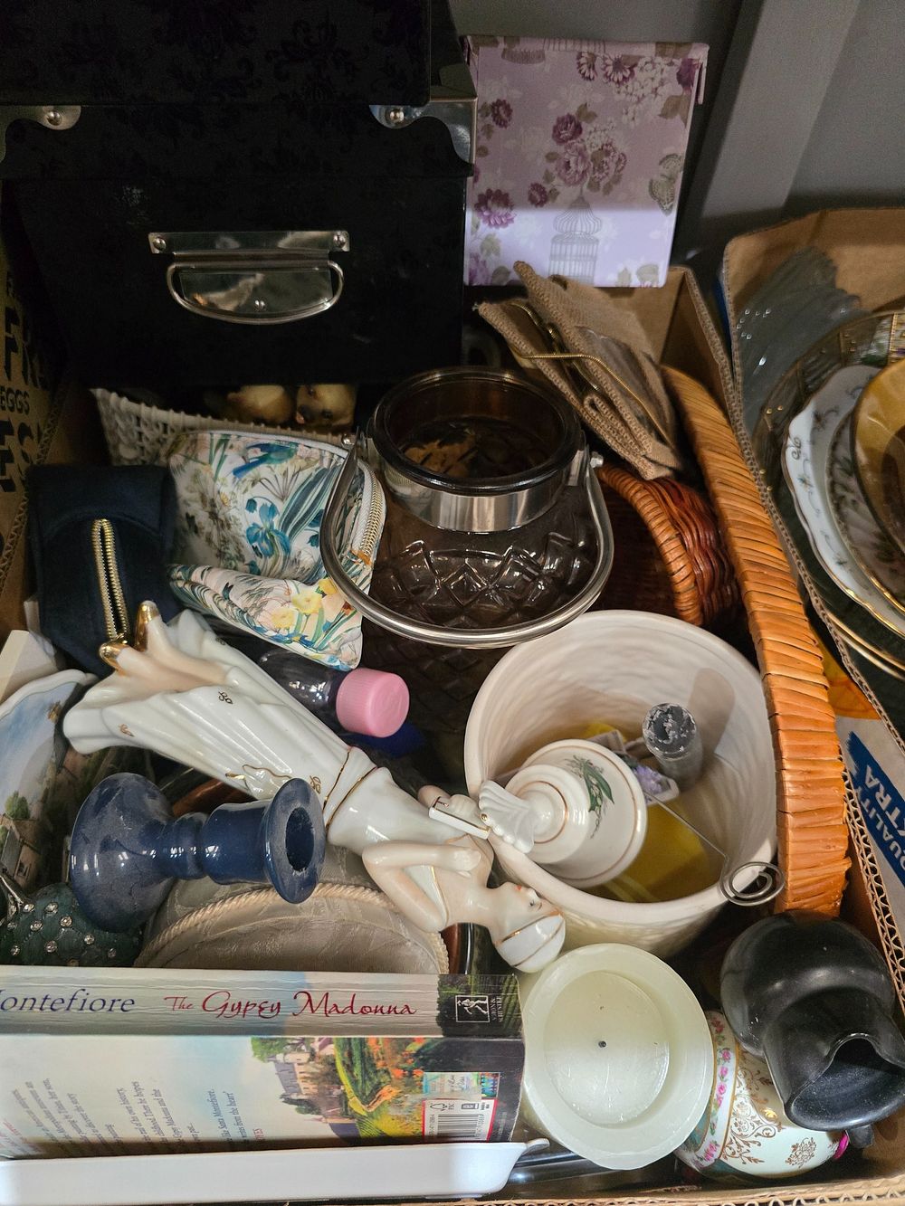 Lot 491: 1 X BOX CONTAINING POTTERY WARE ETC