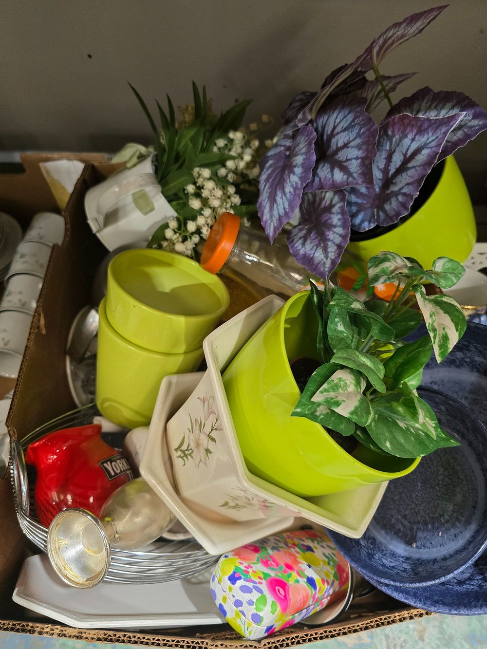 Lot 499: 1 X BOX CONTAING POTTERY AND METAL WARE...