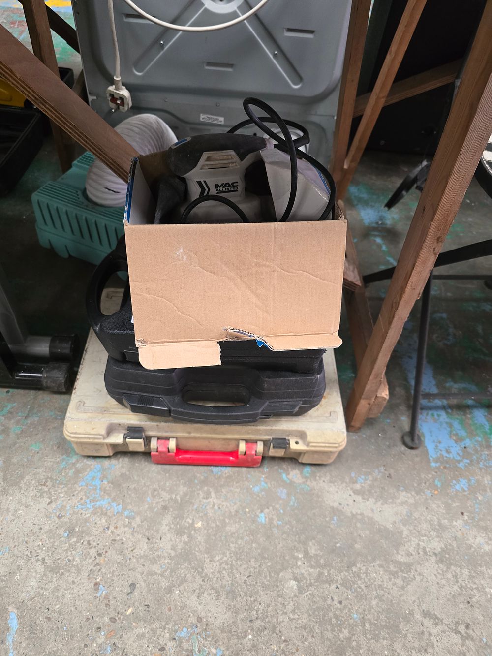 Lot 31: 1 X MACALLISTER SANDER WITH DREMEL HEAT GUN...