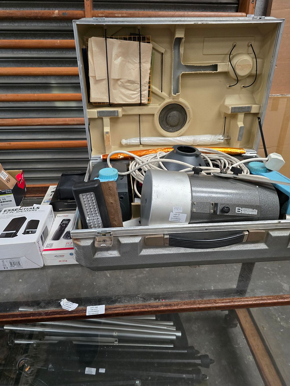 Lot 57: 1 X BOX CONTAINING VARIOUS PHOTOGRAPHIC SYUDIO LIGHTS...