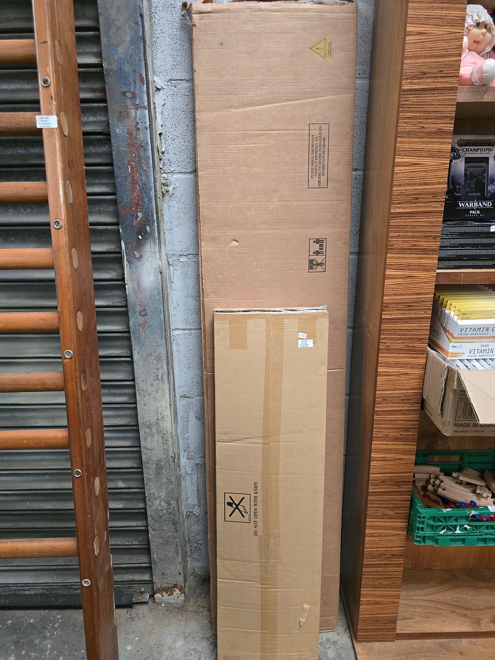 Lot 58: 1 X NEW IN PACKAGE VELVET STAND BYRON...