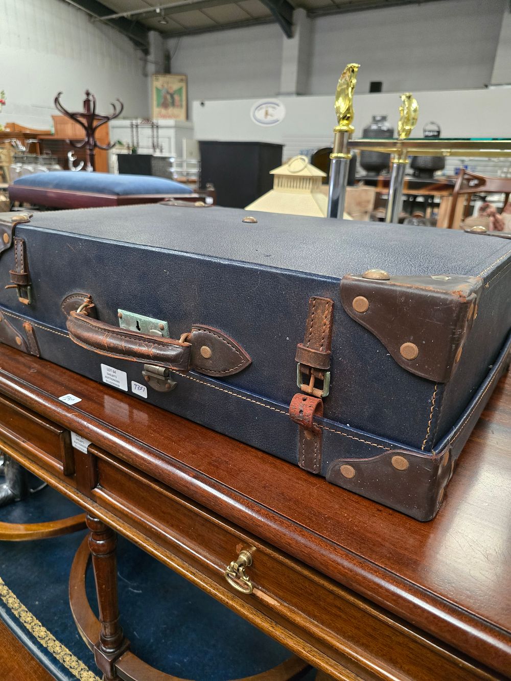 Lot 64: 1 X VINTAGE LEATHER SUITCASE