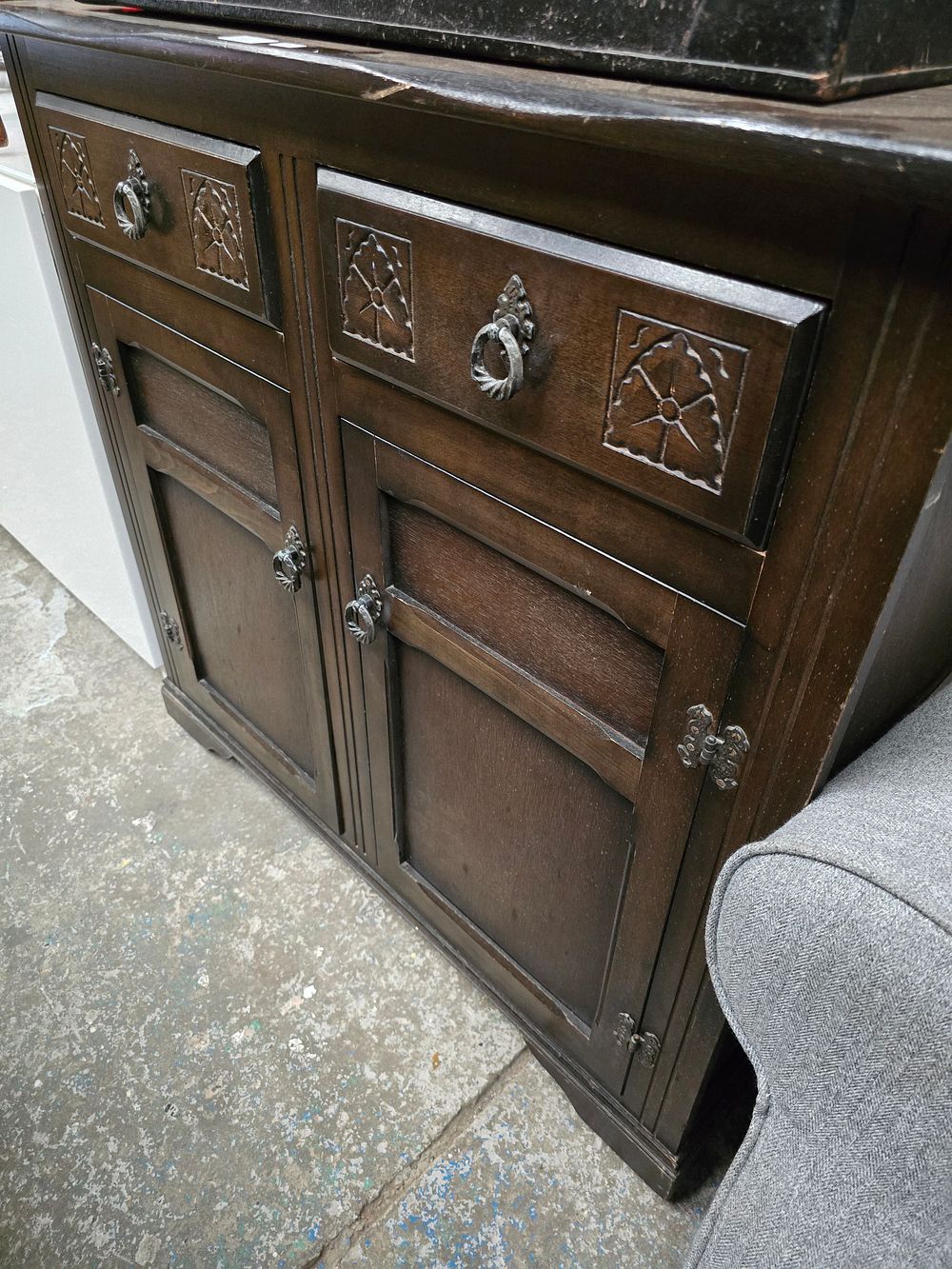 Lot 70: 1 X OAK 2 DRAWER SIDEBOARD UNIT