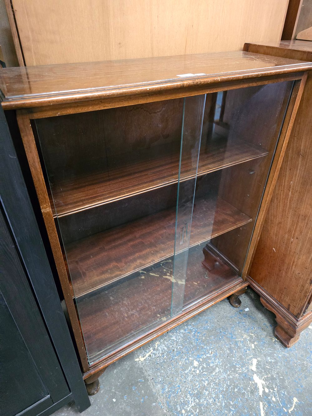 Lot 78: 1 X 1980S DOUBLE GLASS DOOR BOOKCASE UNIT