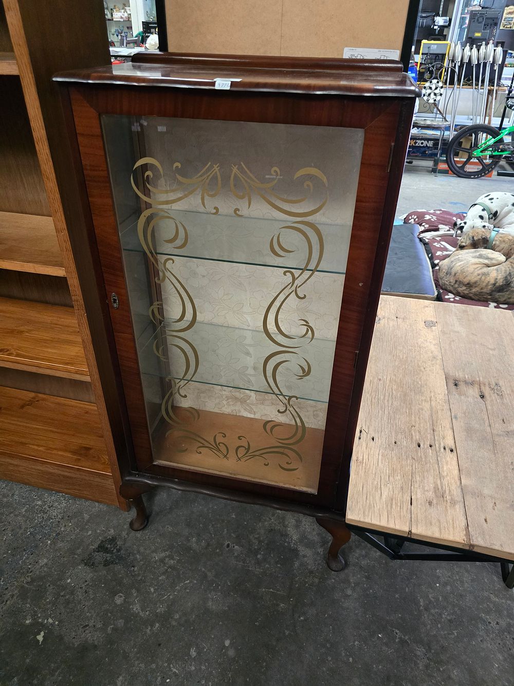 Lot 81: 1X MAHOGANY VENEERED CHINA CABINET