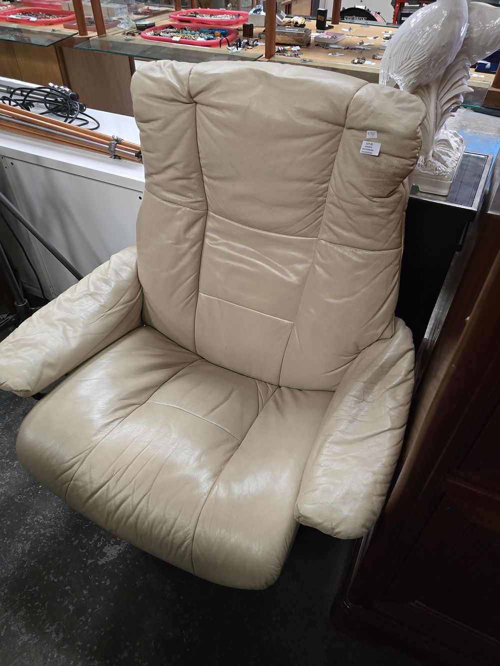 Lot 85: 1 X STRESLESS LEATHER CHAIR