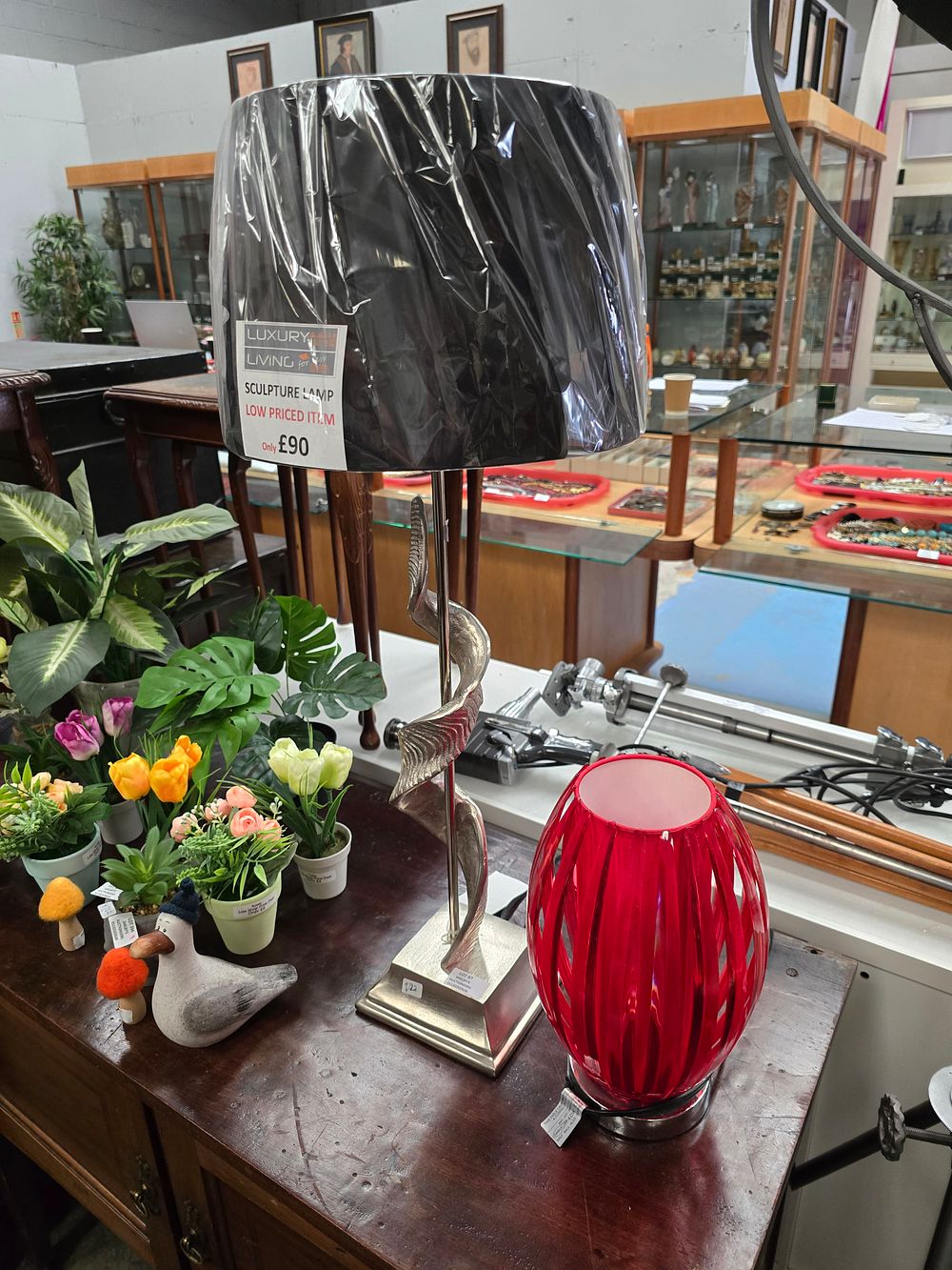Lot 87: 1 X SCULPTURE LAMP WITH RED PLASTIC LAMP