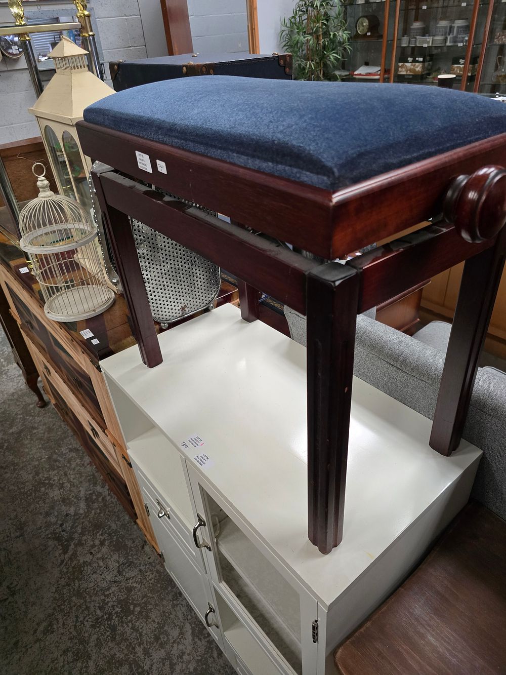 Lot 95: 1 X WIND UP 1960S MAHOGANY PIANO STOOL