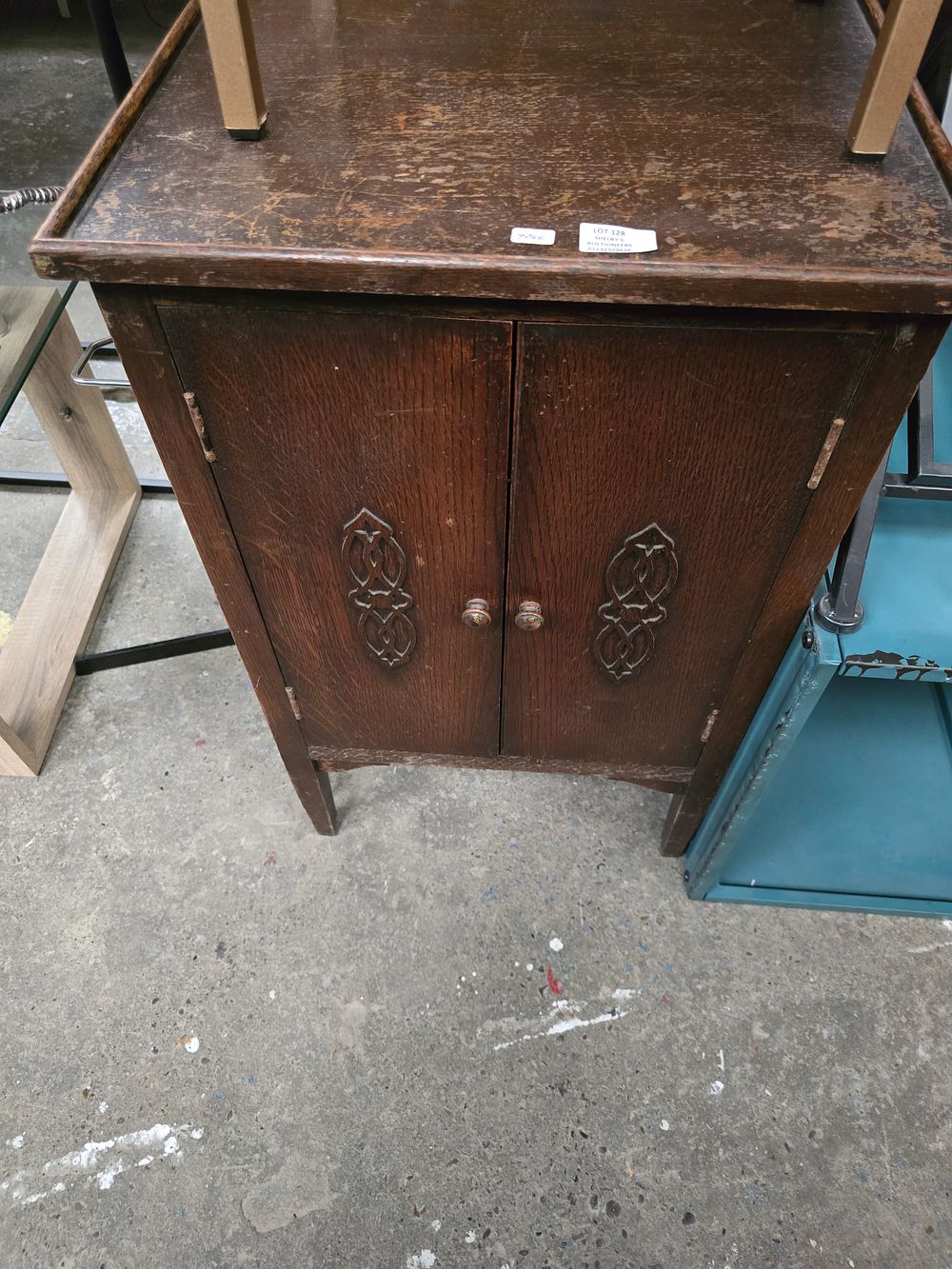 Lot 128: 1 X 1940S RECORD CABINET