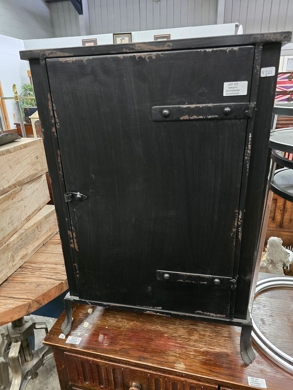 Lot 137: 1X INDUSTRIAL STYLE METAL CABINET NO SHELVES