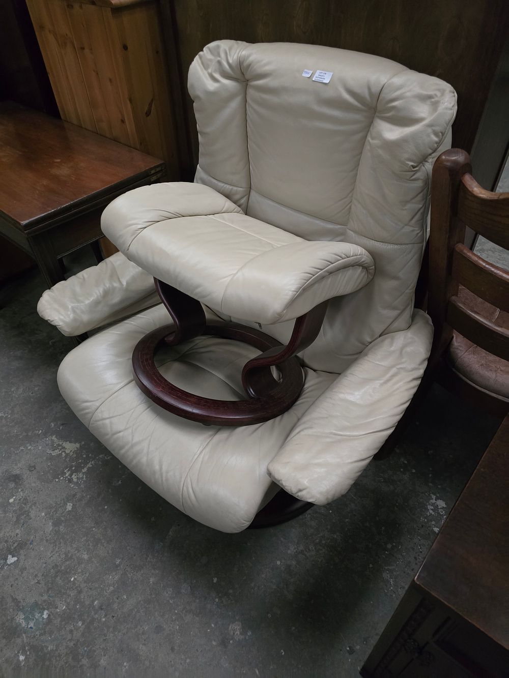 Lot 179: 1 X STRESLESS LEATHER CHAIR WITH MATCHING FOOT...