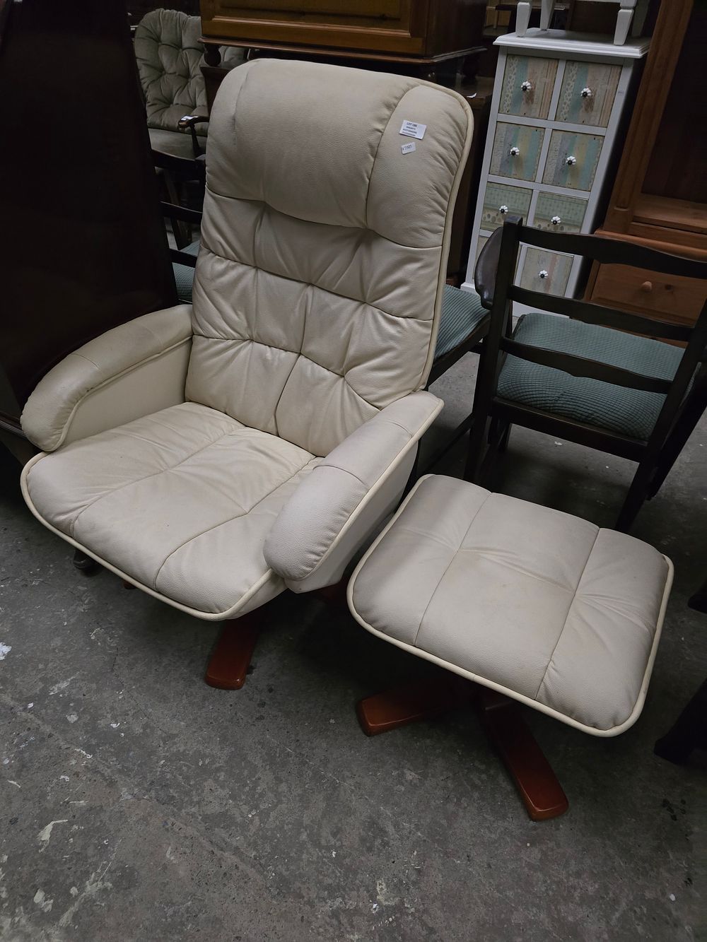 Lot 186: 1 X LEATHER STRESSLESS STOOL