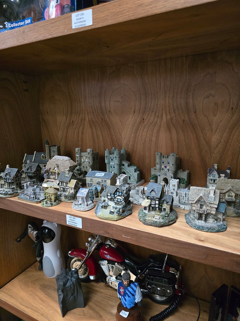 Lot 197: SELECTION OF VARIOUS MINITURE COTTAGES