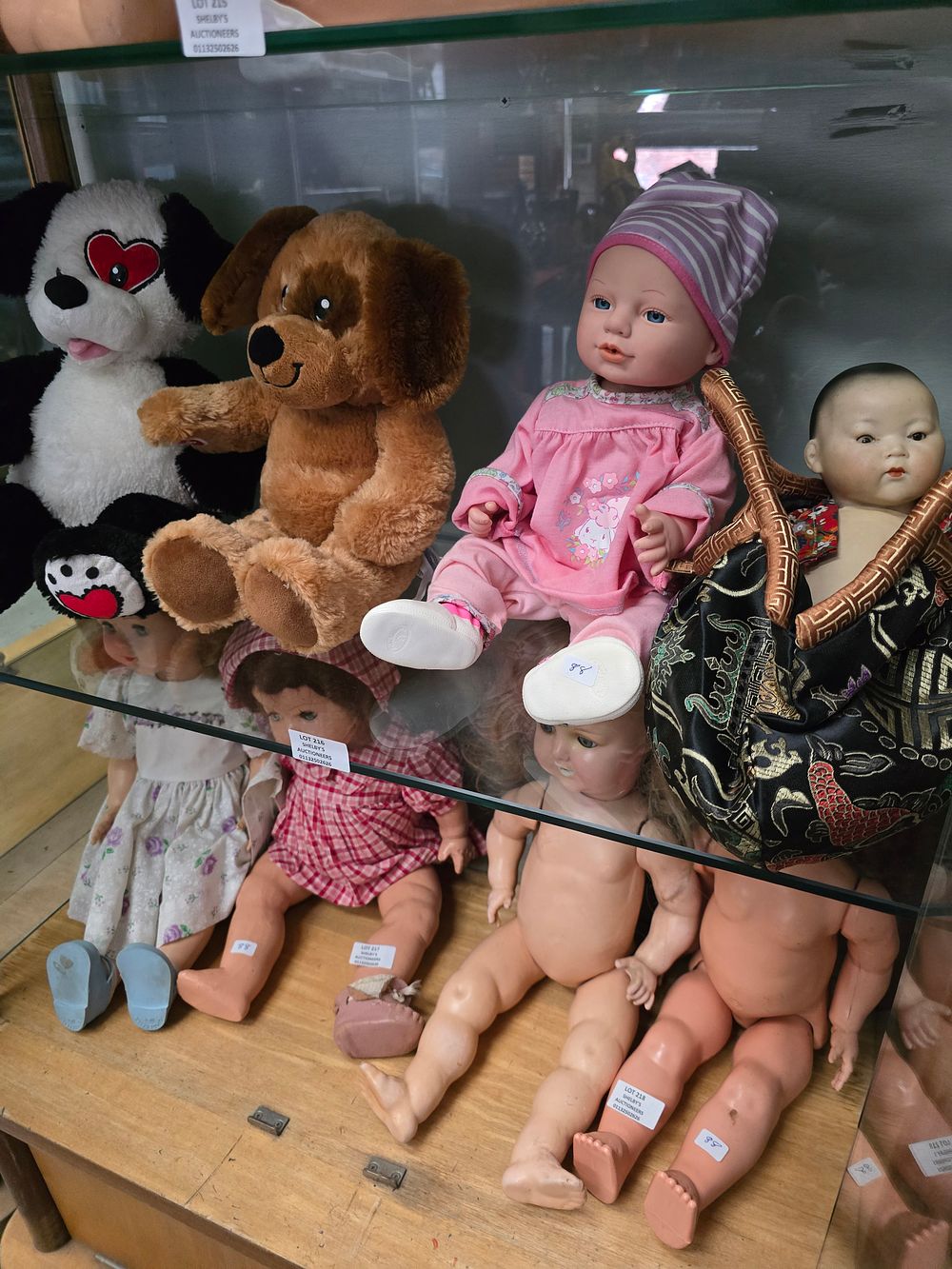 Lot 216: 1 X ORIENTAL PORCELAIN DOLL WITH CITI DOLL...