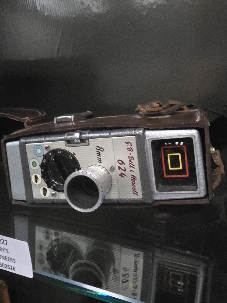 Lot 227: 1 X VINTAGE HOWELL VIDEO CAMERA