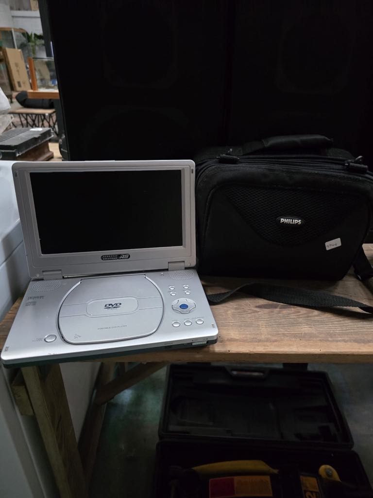 Lot 228: 1 X IN CAR ENTERTAINMENT SYTEM CD PLAYER...