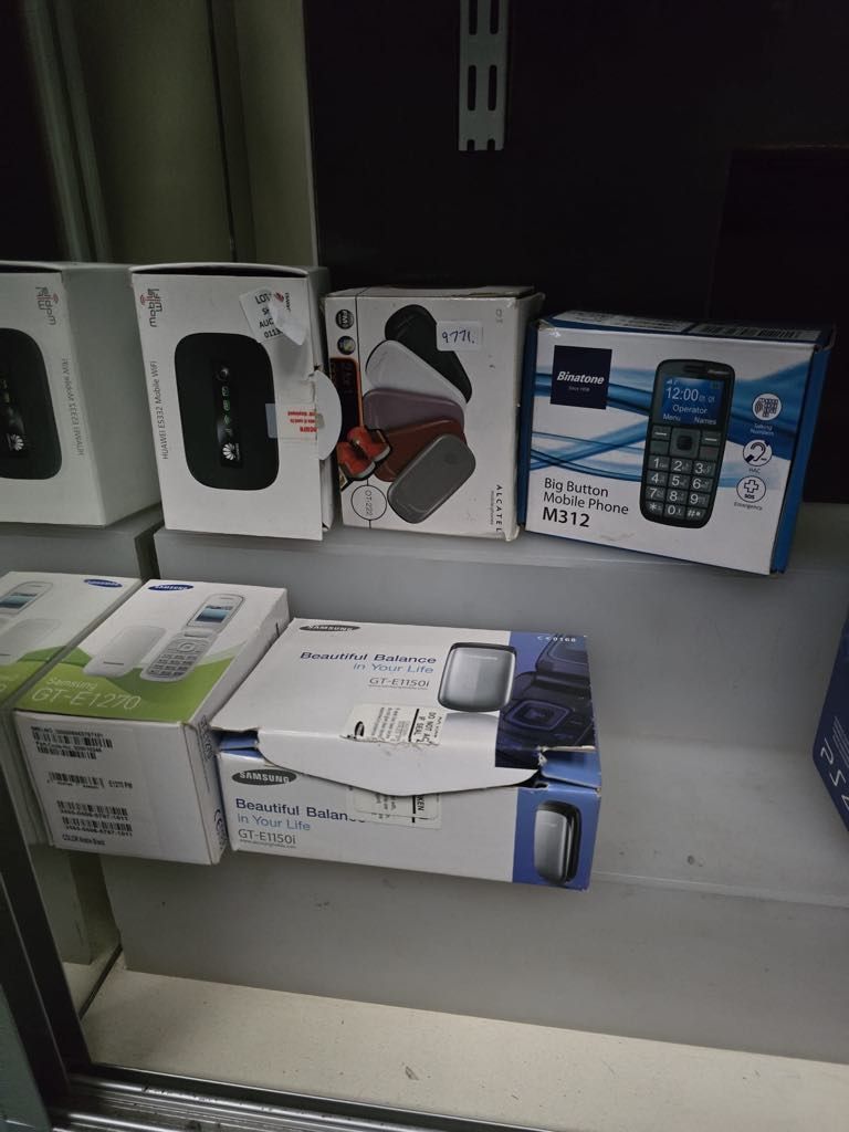 Lot 231: SELECTION OF VARIOUS MOBILE PHONES NON ARE ANDROID...
