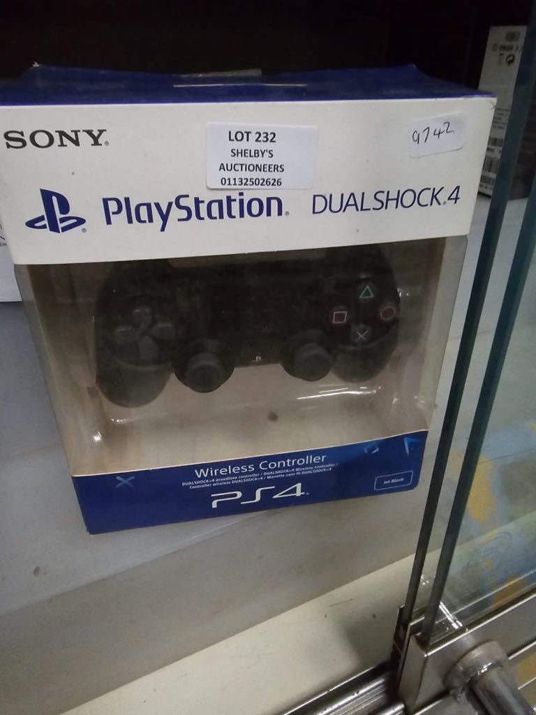 Lot 232: 1 X PS4 CONTROLLER IN BOX