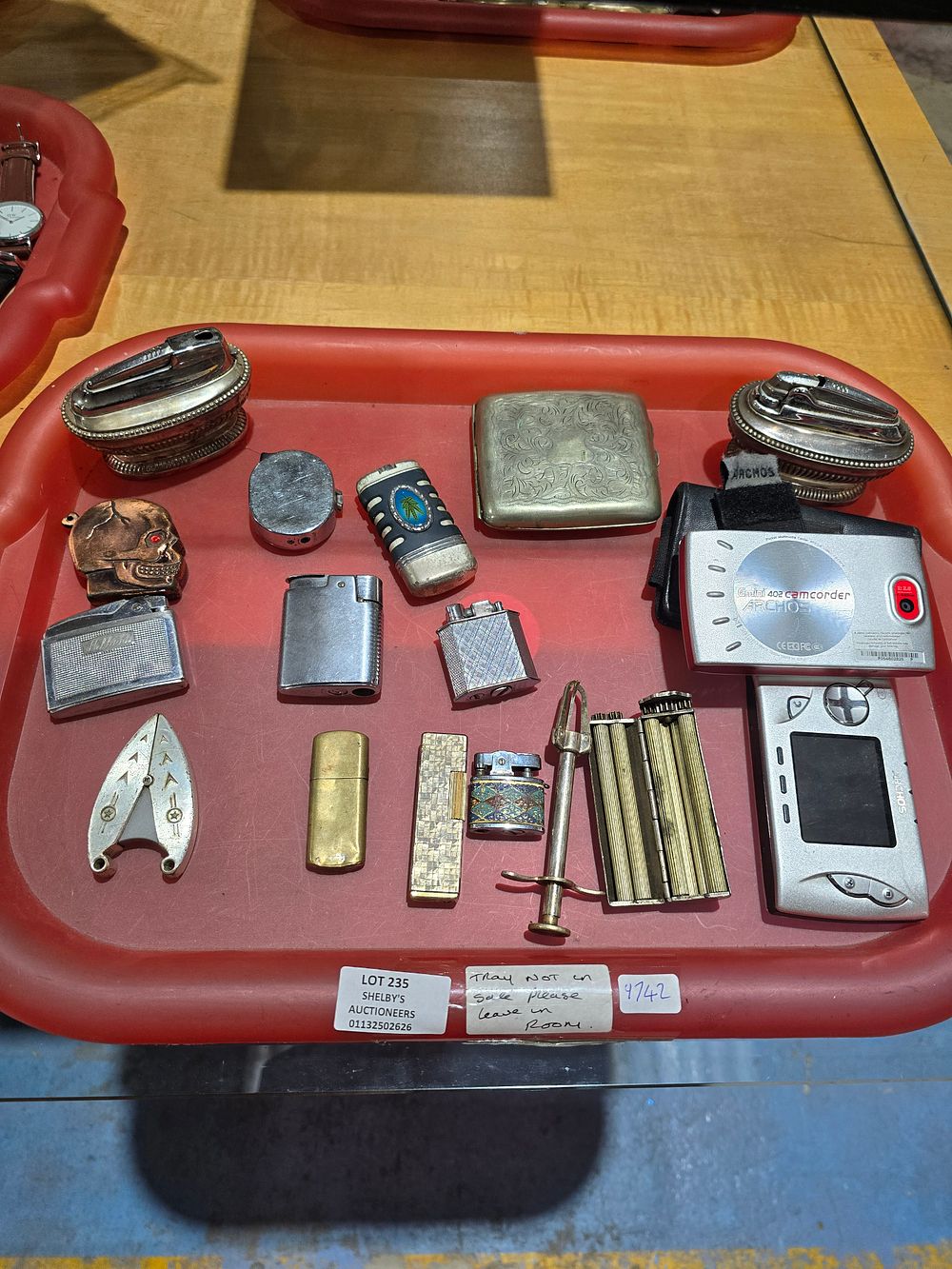 Lot 235: 1 X TRAY CONTAINING VARIOUS LIGHTERS WITH ARCHOS...