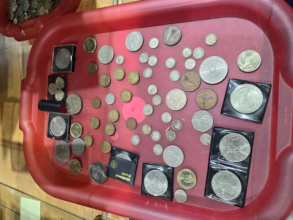 Lot 238: 1 X TRAY CONTAINING VARIOUS CROWN COINS WITH...
