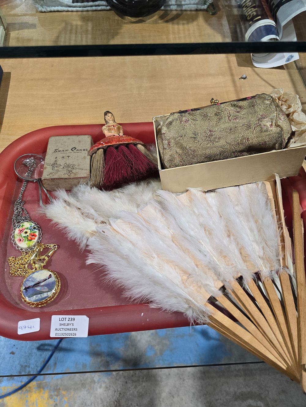 Lot 239: 1 X TRAY OF VARIOUS LADIES COLLECTABLES WITH...