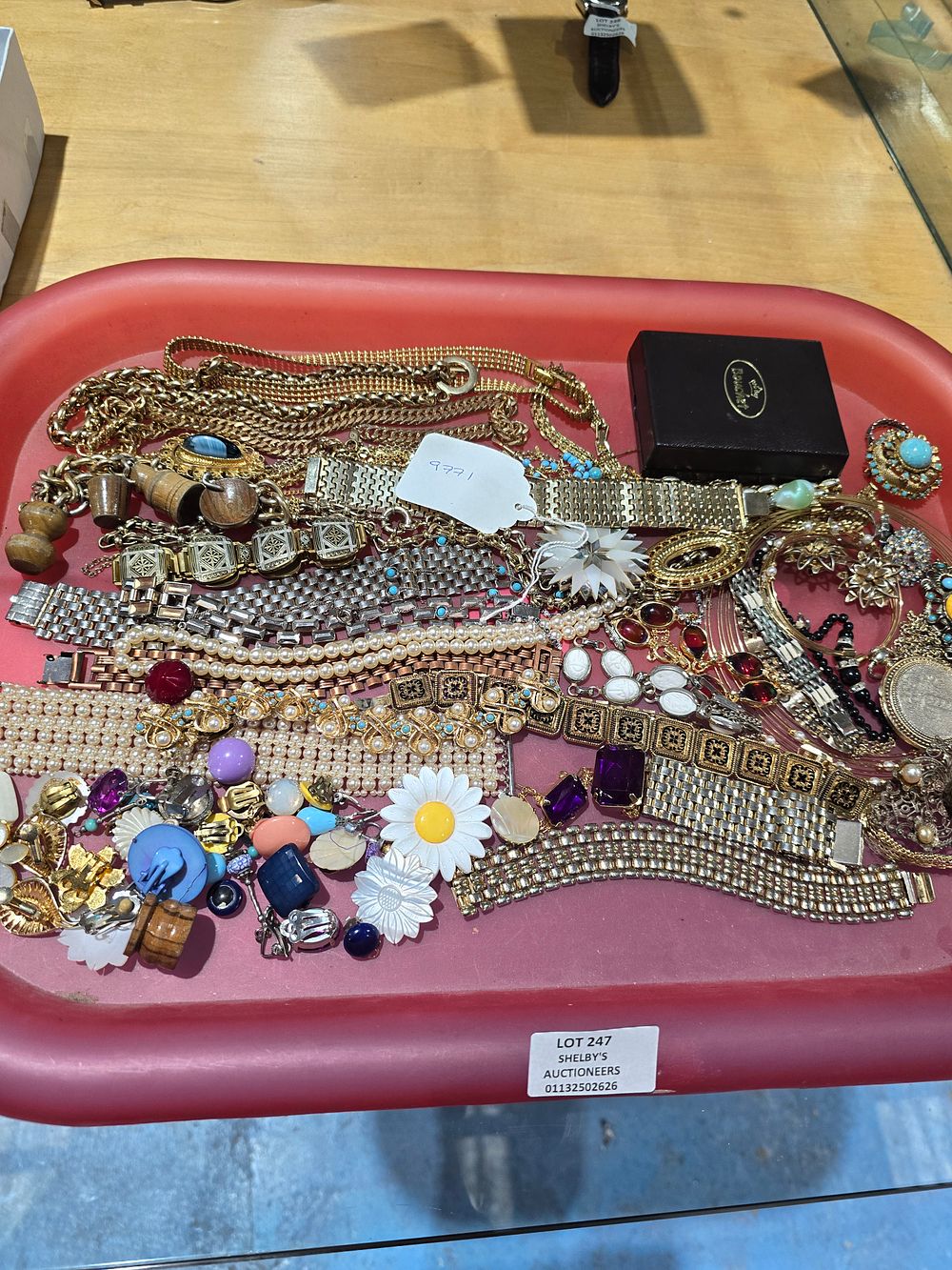 Lot 247: 1 X TRAY CONTAINING COSTUME JEWELLERY WARE ITEMS
