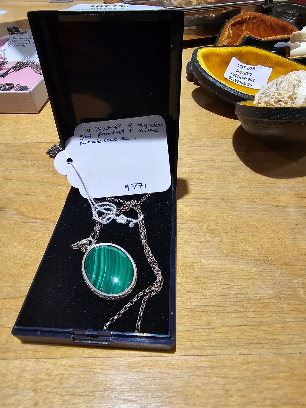 Lot 254: 1 X SILVER AND AGATE INSET PENDANT AND...