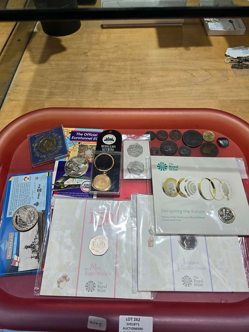 Lot 262: 1 X TRAY CONTAINING ROYAL MINT COINS BEATRIX...