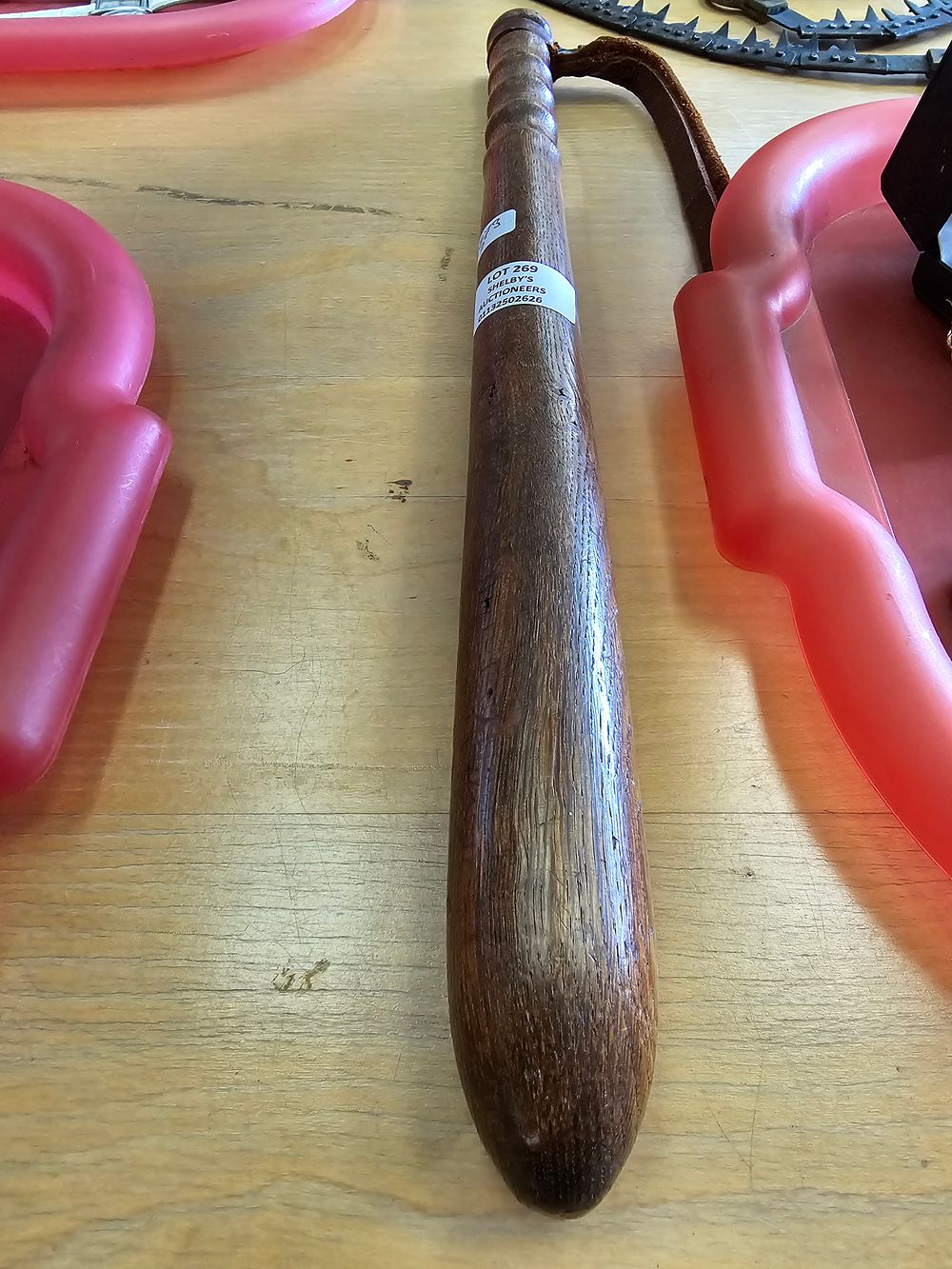 Lot 269: 1 X VINTAGE WOODEN TRUNCHEON ARMY EDITION W2