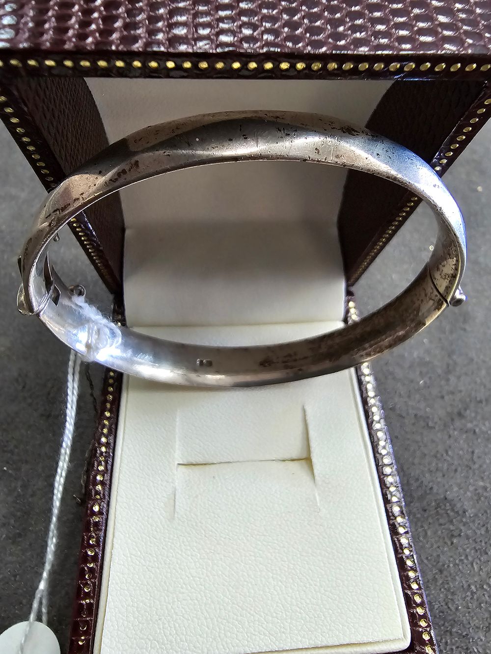 Lot 281: 1 X HEAVY SILVER LADIES BANGLE
