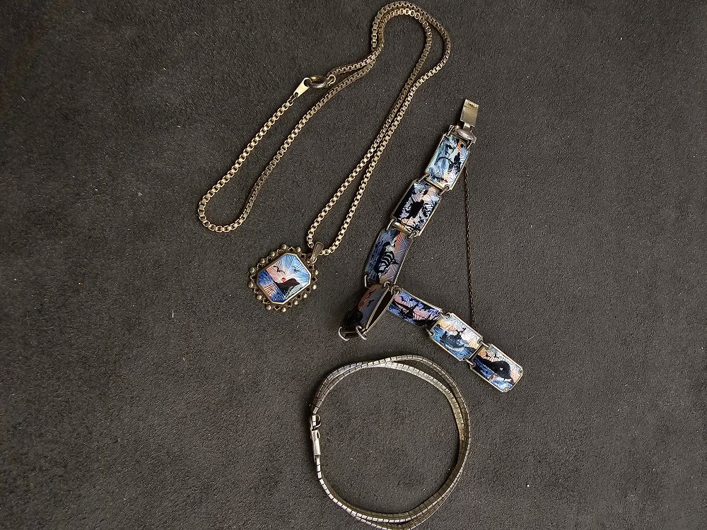 Lot 286: 1 X SILVER AND ENAMEL NECKLACE AND BRACELET...