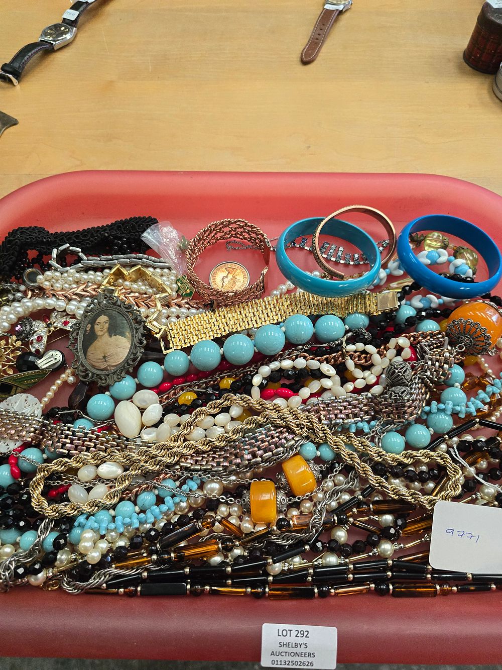 Lot 292: 1 X TRAY CONTAINING COSTUME JEWELLRY WARE ITEMS